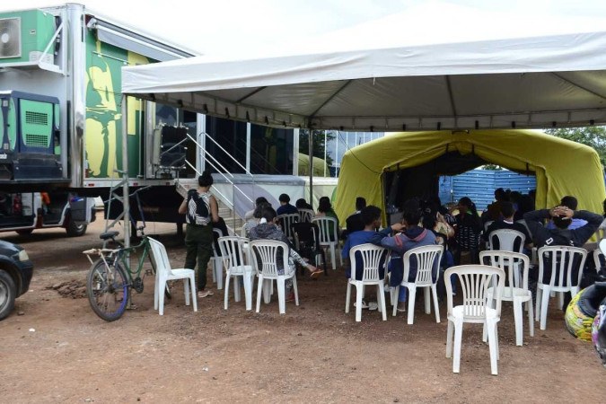 Tenda e carreta da dengue montada para atendimento a pacientes no Sol Nascente. -  (crédito:  Marcelo Ferreira/CB/D.A Press)