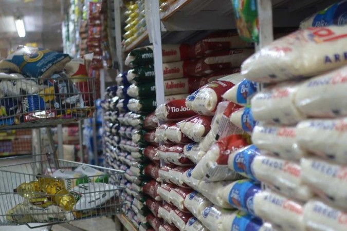  Lojas estão limitando o número de sacos que podem ser comprados, pois há pessoas estocando arroz por medo de um desabastecimento -  (crédito:  Ed Alves/CB/DA.Press)