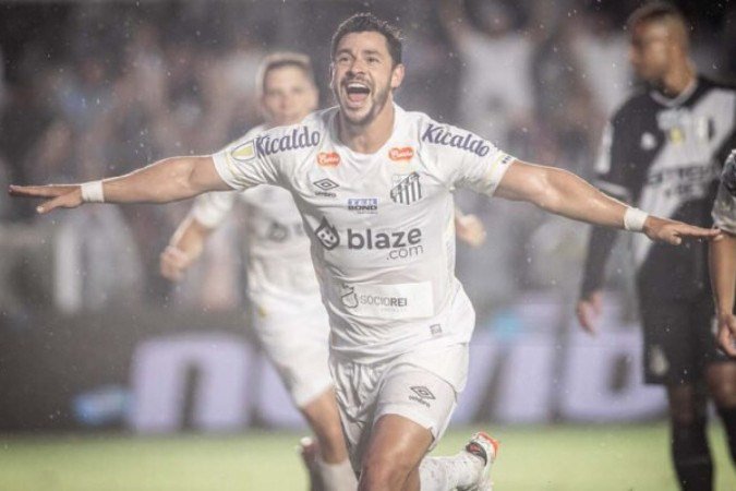 Debaixo de chuva Giuliano finaliza para fazer o primeiro de seus dois gols na vitória do Santos contra a Ponte Preta - (crédito: Fotos: Raul Baretta/ Santos FC.) Debaixo de chuva Giuliano finaliza para fazer o primeiro de seus dois gols na vitória do Santos contra a Ponte Preta - (crédito: Fotos: Raul Baretta/ Santos FC.)