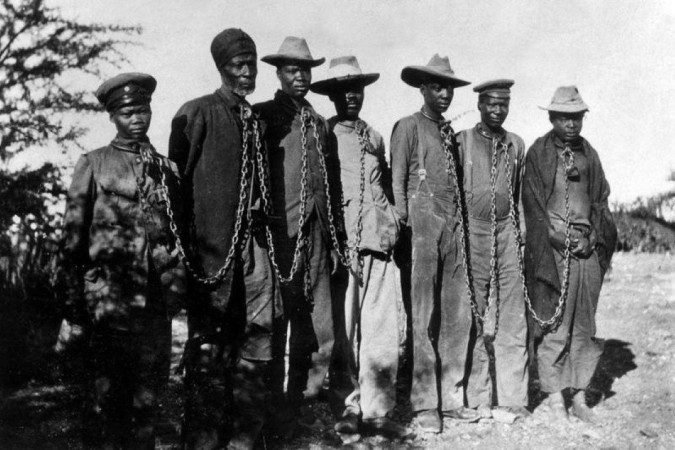 Prisioneros da etnia herero acorrentados em 1904 -  (crédito: Getty Images)