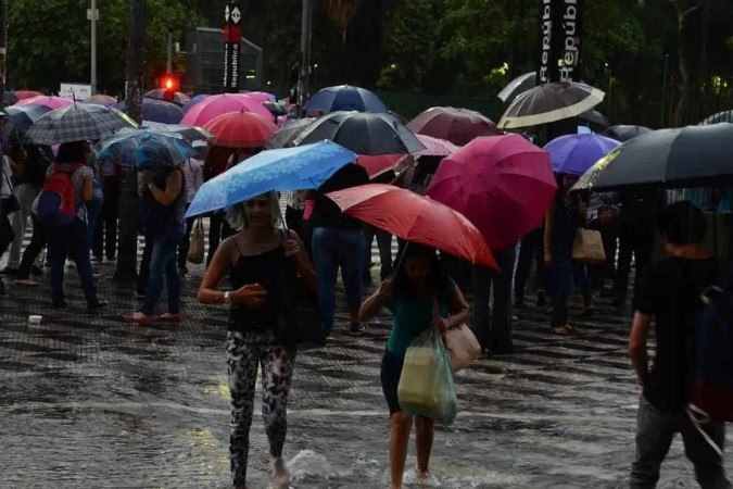 Segundo o Inmet, o transporte persistente de umidade, devido aos ventos marítimos, é o responsável pela intensificação dos volumes de chuva -  (crédito: Rovena Rosa/Agência Brasil)