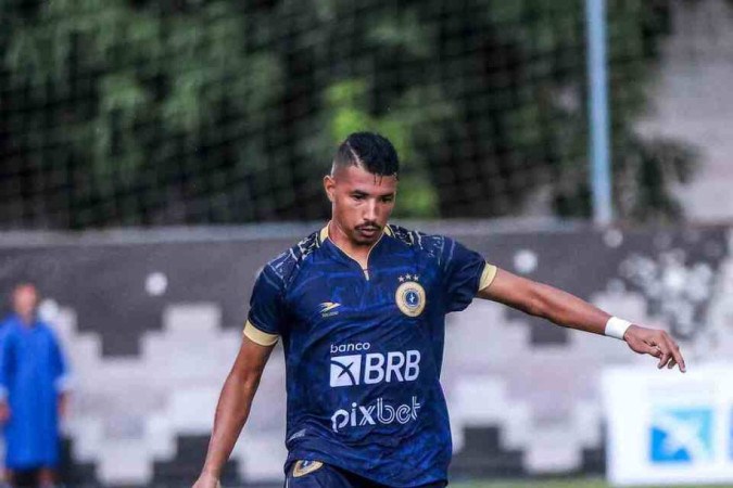 Douglas Henrique atuou por 11 equipes candangos diferentes. Mirandinha jogou por oito. Hoje, eles se enfrentam na abertura da terceira rodada -  (crédito: Ueslei Costa/Paranoá)