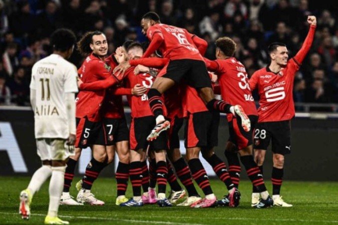 Rennes marca três no primeiro tempo, Lyon tenta reagir, mas perde mais uma no Francês - (crédito: - Foto: JEFF PACHOUD/AFP via Getty Images) Rennes marca três no primeiro tempo, Lyon tenta reagir, mas perde mais uma no Francês - (crédito: - Foto: JEFF PACHOUD/AFP via Getty Images)
