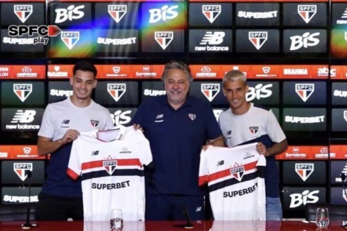 Ferreirinha é apresentado ao lado de Bobadilla -  (crédito: Foto: Divulgação/SPFC)