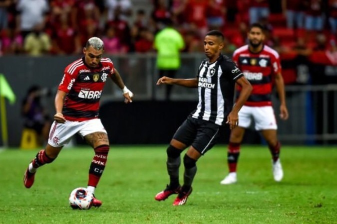 Rodolfo Landim irá ouvir John Textor sobre uma possível contratação do lateral Matheuzinho -  (crédito: - Foto: Gilvan de Souza / CRF)