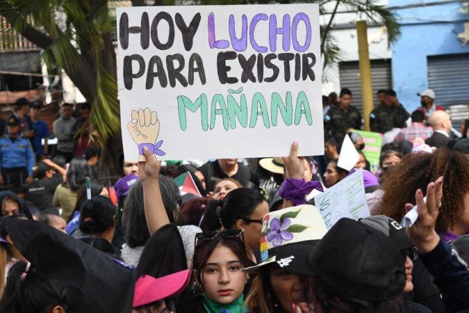 Mulheres participam de manifestação contra a violência contra as mulheres durante o Dia da Mulher em Tegucigalpa       -  (crédito: ORLANDO SIERRA / AFP)