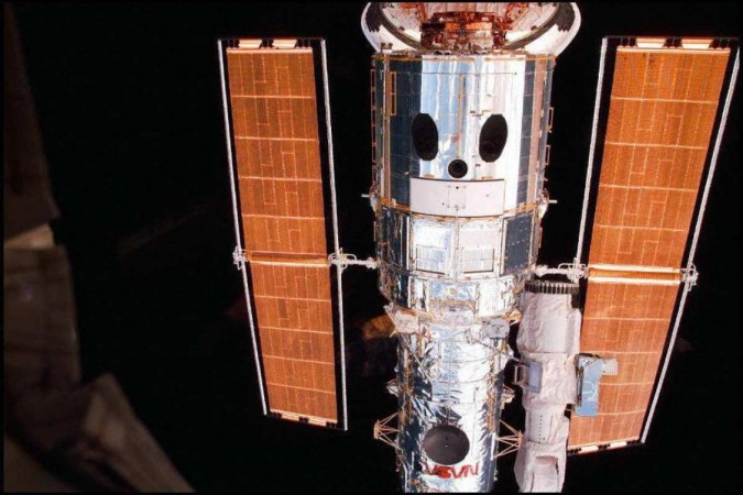 Esta foto da NASA divulgada em 13 de fevereiro de 1997 mostra uma visão completa do Telescópio Espacial Hubble -  (crédito: HANDOUT/ NASA /AFP)
