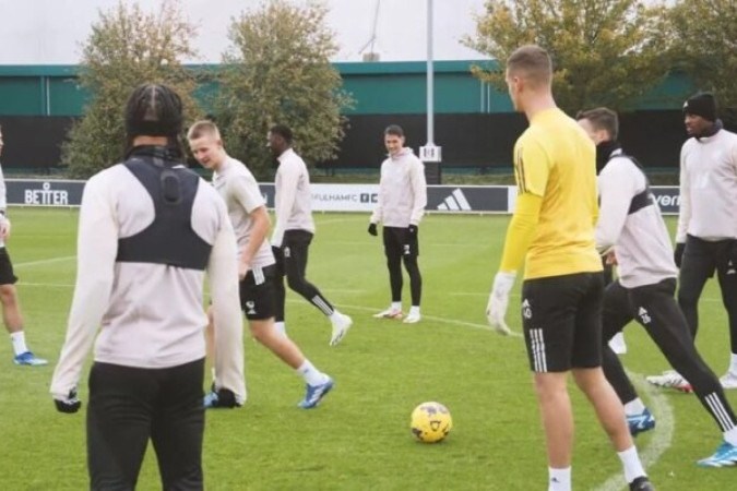 Jogadores do Fulham durante treinamento da equipe - Foto: Reprodução site Fulham FC -  (crédito: Foto: Reprodução site Fulham FC)