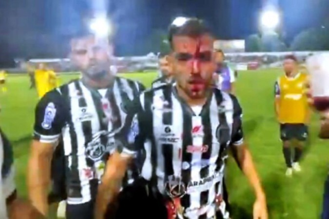 Allef, do ASA, é atingido por um objeto e deixa o campo de jogo sangrando  -  (crédito: Foto: - Reprodução de Vídeo/ASCOM ASA)