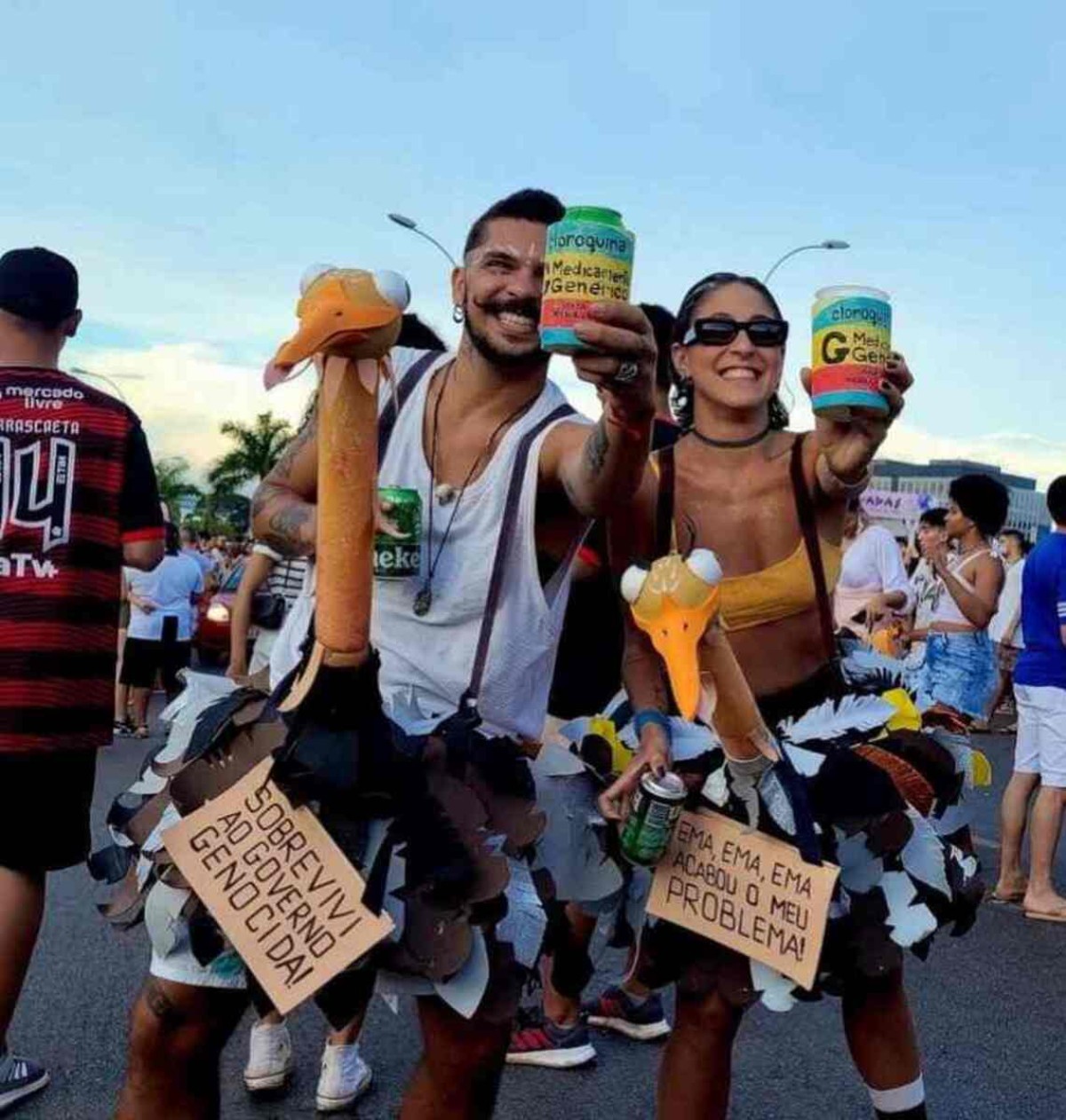 Luana Alcântara, 31, com o namorado Rafael Baggi, 33, no carnaval de 2023, vestidos de ema e com remédios sem comprovação científica 