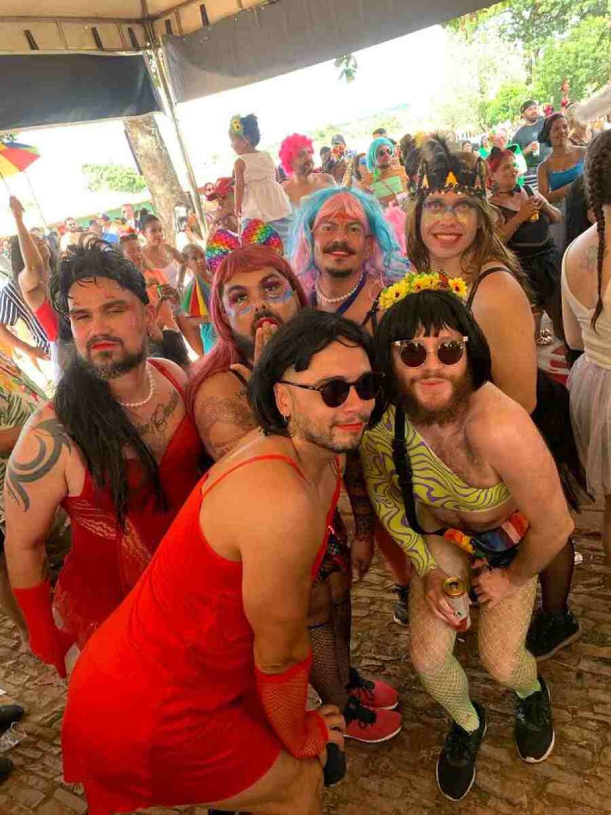 O servidor público Leonardo Matos, 39, fantasiado com os amigos no carnaval de 2023, em Olhos Dágua (GO)