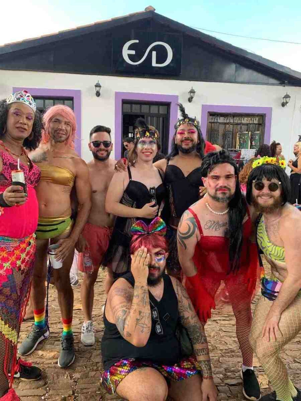 O servidor público Leonardo Matos, 39, fantasiado com os amigos em 2023, em Olhos Dágua (GO) 