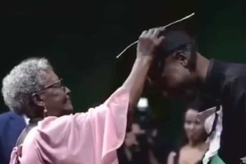 Jovem recebe diploma de Medicina ao som de 'Negro Drama' - Redes sociais