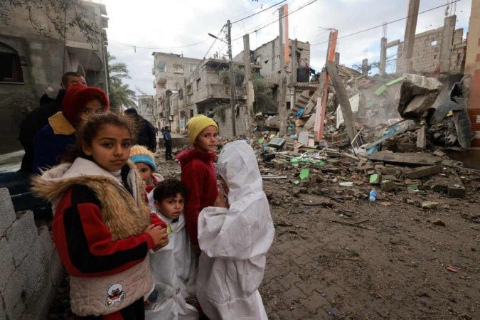 Sem teto nem perspectivas, milhares de palestinos de Gaza se amontoam em  fronteira com Egito