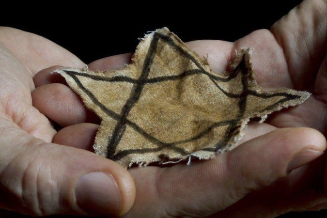 O Holocausto foi período no qual milhões de judeus (que os nazistas identificavam usando uma estrela de Davi, como na foto) e outras minorias foram mortas por causa de sua identidade -  (crédito: Getty Images)