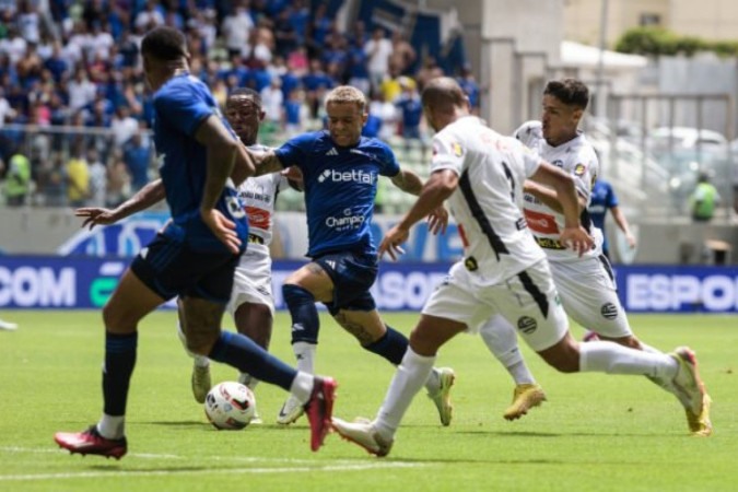 Cruzeiro terminou jogo com nove, em Sete Lagoas -  (crédito:  Gustavo Guimar..es Aleixo)