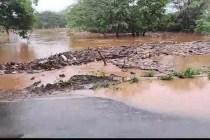 Enchente invadiu pista da MCG-122 em Monte Azul, no Norte de Minas -  (crédito: Defesa Civil Monte Azul/divulgação)