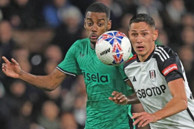 Alexander Isak (de verde) luta pela bola com  Lukic, do Fulham. O Newcastle vence e avança às oitavas da Copa da Inglaterra  -  (crédito:  AFP via Getty Images)