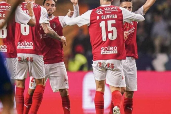 Jogadores do Braga celebram o gol de Ricardo Horta, que empatou o jogo com o Estoril. Nos pênaltis, deu vitória dos bracarenses  -  (crédito: Foto: Divulgação/Braga)