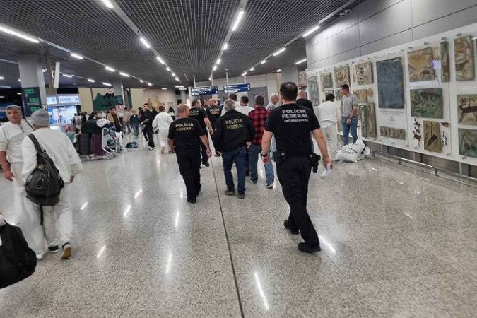 Os deportados foram escoltados do aeroporto até dois presídios da Grande BH  -  (crédito: PF)