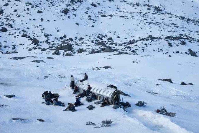 O longa espanhol que concorre ao Oscar de Filme Internacional reconstitui a história dos 16 ageiros que sobreviveram 72 dias nos Andes, após a queda de seu avião - (crédito: Netflix/Divulgação) O longa espanhol que concorre ao Oscar de Filme Internacional reconstitui a história dos 16 ageiros que sobreviveram 72 dias nos Andes, após a queda de seu avião - (crédito: Netflix/Divulgação)