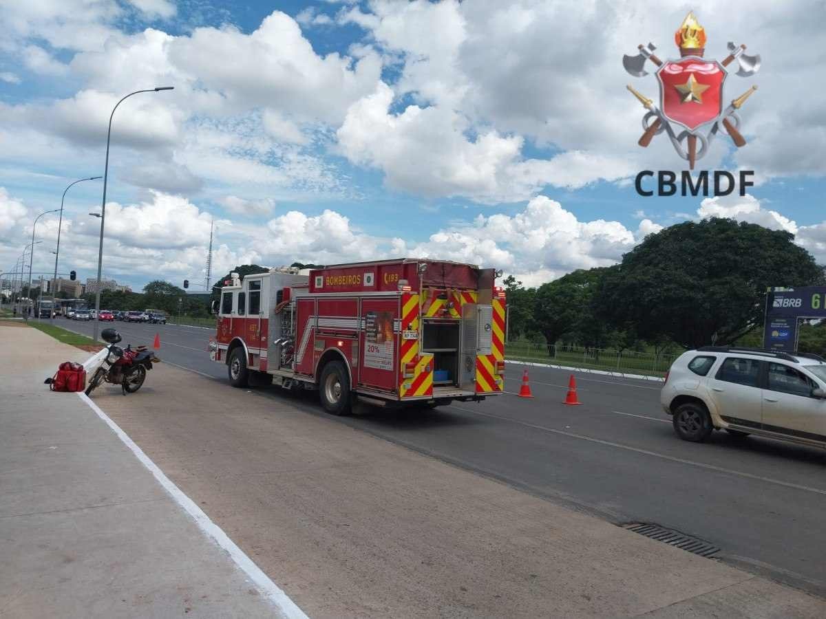 Motociclista fica ferido após colisão entre moto e carro no Eixo Monumental