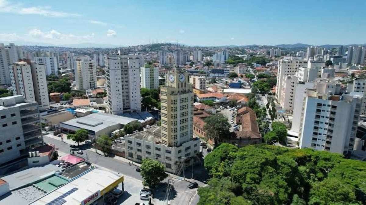 Criança e adolescente morrem e idosa é internada após incêndio em apartamento em Taubaté