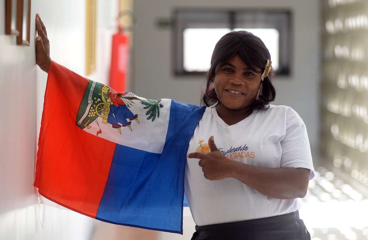 Nádia exibe bandeira do Haiti com orgulho