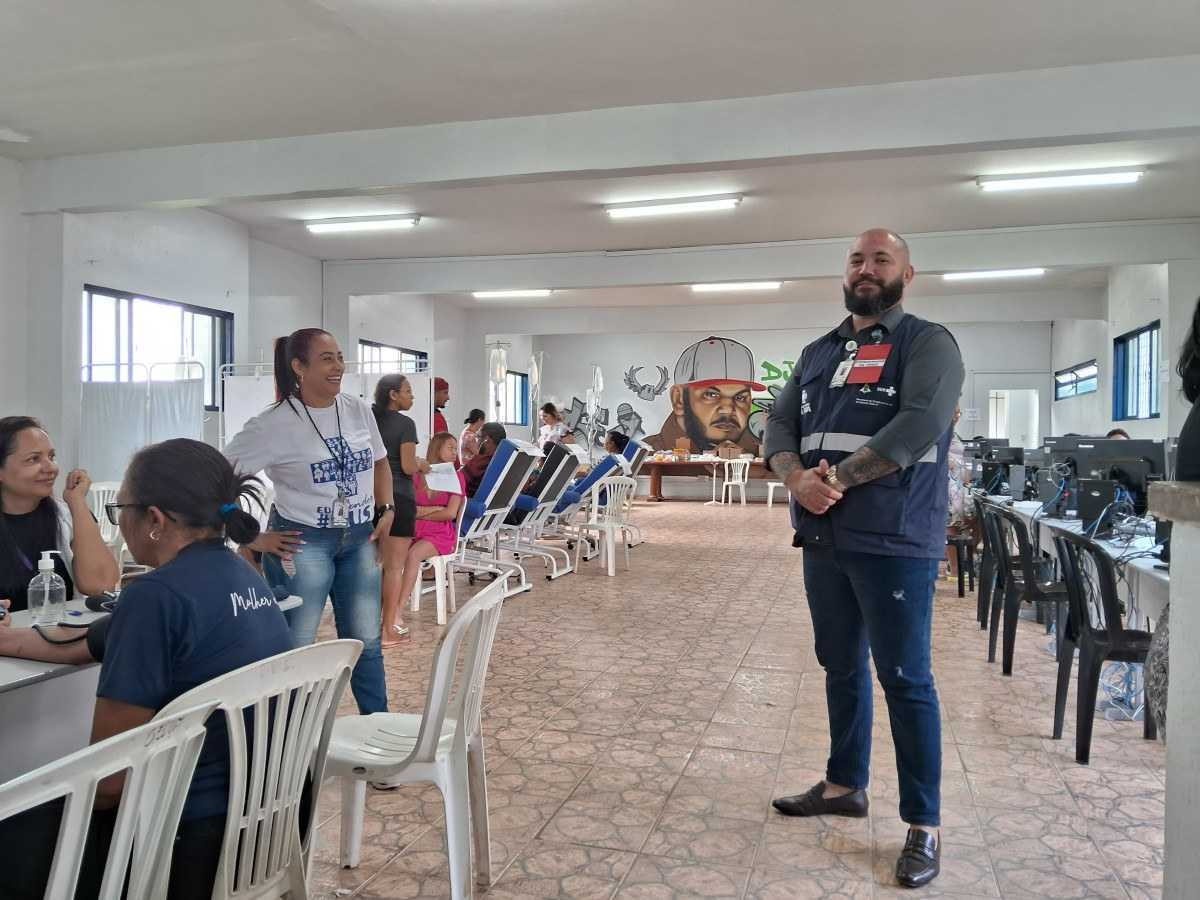  Mutirão contra a dengue. Henrique Queiroz, coordenador da tenda contra dengue montada na Administração de Ceilândia.