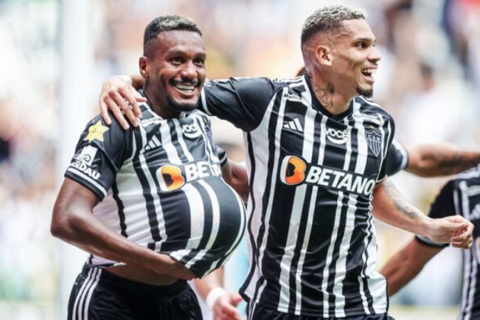 Hulk levou vantagem várias vezes sobre a defesa do Democrata. Neste lance, o craque do Galo parte para cima de Lula -  (crédito:  Foto: Pedro Souza / Clube Atlético Mineiro)