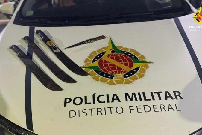 No veículo, os policiais encontraram três facões e um canivete -  (crédito: Divulgação/PMDF)