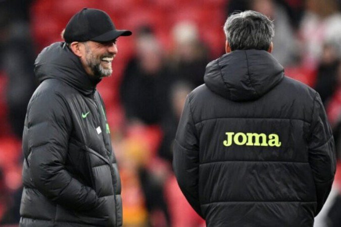 Faixas, cartazes e cachecois em homenagem a Klopp marcaram presença nas mãos dos torcedores em Anfield - (crédito: Foto: Paul Ellis/AFP via Getty Images) Faixas, cartazes e cachecois em homenagem a Klopp marcaram presença nas mãos dos torcedores em Anfield - (crédito: Foto: Paul Ellis/AFP via Getty Images)