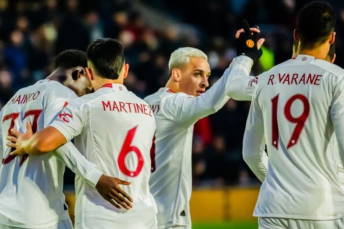 Anthony (centro) é celebrado. Ele fez um gol e deu uma assistência na vitória do United sobre o Newport  -  (crédito: Foto: Divulgação Twitter @ManUtd)