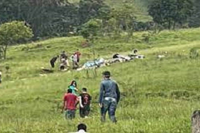 Um grupo e moradores da região correu para o local onde caiu a aeronave -  (crédito: Redes sociais)