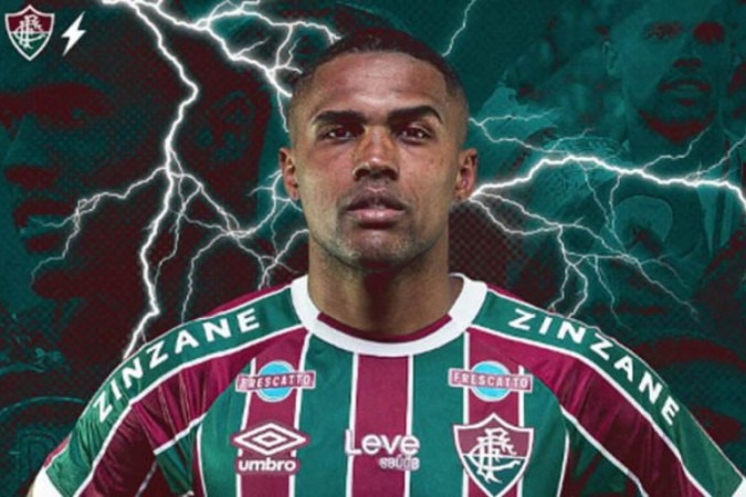 Douglas Costa vestirá a camisa 90 e posou diante do painel de conquistas do Tricolor  -  (crédito:  Foto: Marcelo Gonçalves/Fluminense)