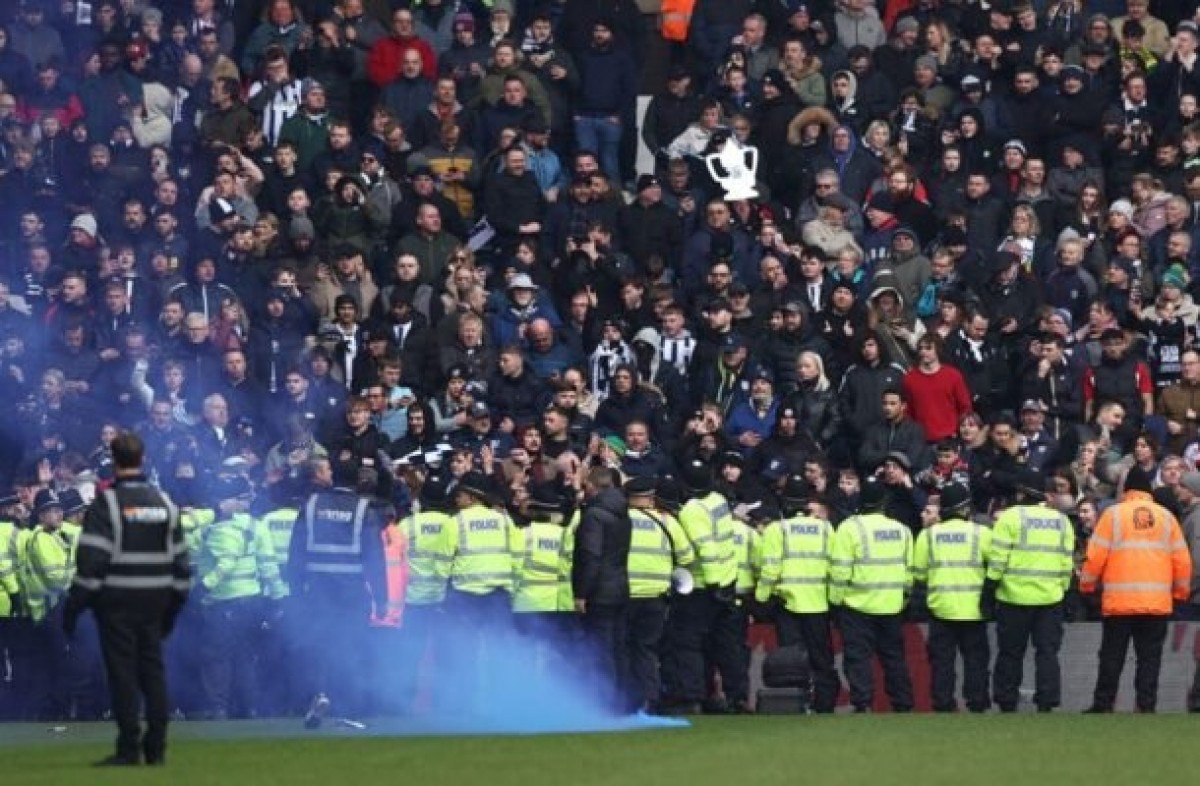 Confusão na torcida marca a vitória do Wolverhampton sobre West Brom