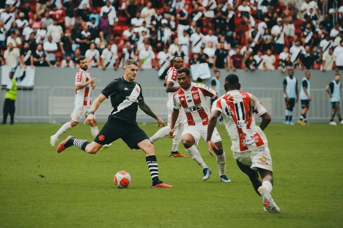 Em Brasília, Vasco tem expulsão precoce e empata com o Bangu por 2 x 2