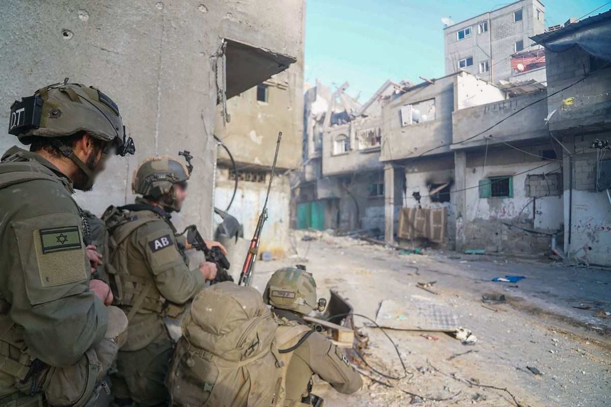 Soldados isralenses combatem extremistas do Hamas em rua de Khan Yunis, no sul de Gaza
