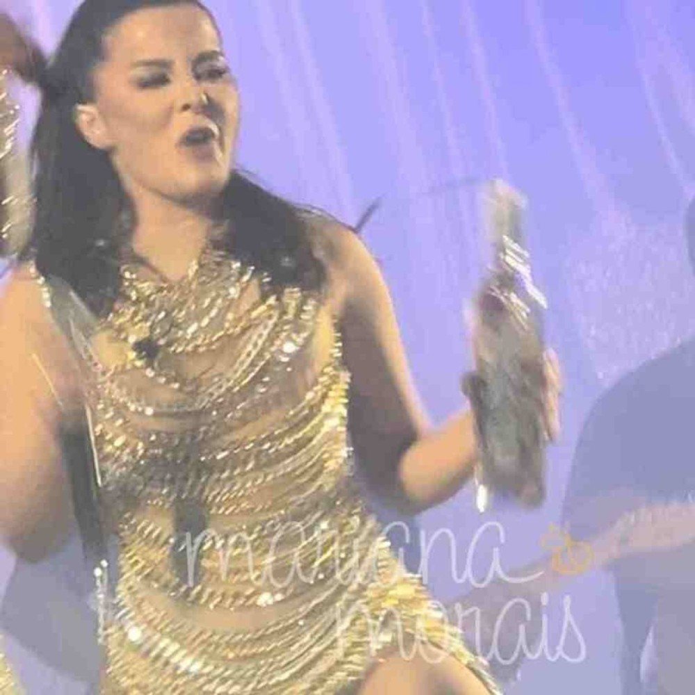 Maraisa perde a mão na bebida e mostra demais em show