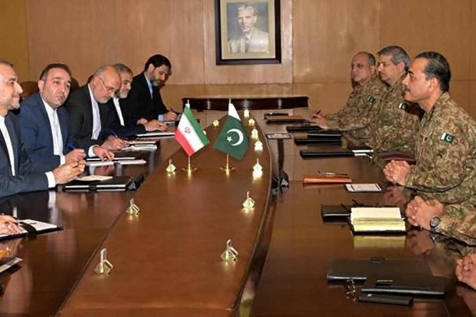 Chefe do Exército do Paquistão, General Syed Asim Munir (2D), conversando com o Ministro das Relações Exteriores iraniano, Hossein Amir-Abdollahian (E), durante uma reunião em Rawalpindi. -  (crédito: Pakistan's Inter Service Public Relation (ISPR) / AFP)