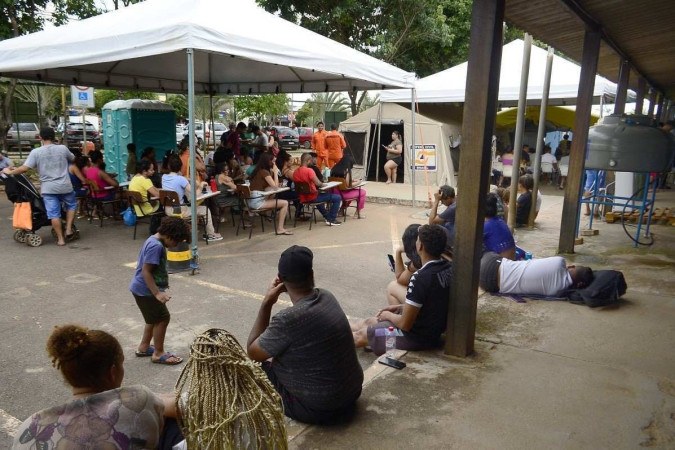 Devido ao grande número de casos prováveis, tendas e Unidades de Pronto Atendimento estão lotadas, causando longa espera. Pacientes esperam deitados no chão -  (crédito: Fotos: Marcelo Ferreira/CB/D.A Press)