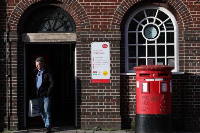 O presidente do Post Office, Henry Staunton, estava no cargo desde dezembro de 2022

       -  (crédito: ADRIAN DENNIS / AFP)