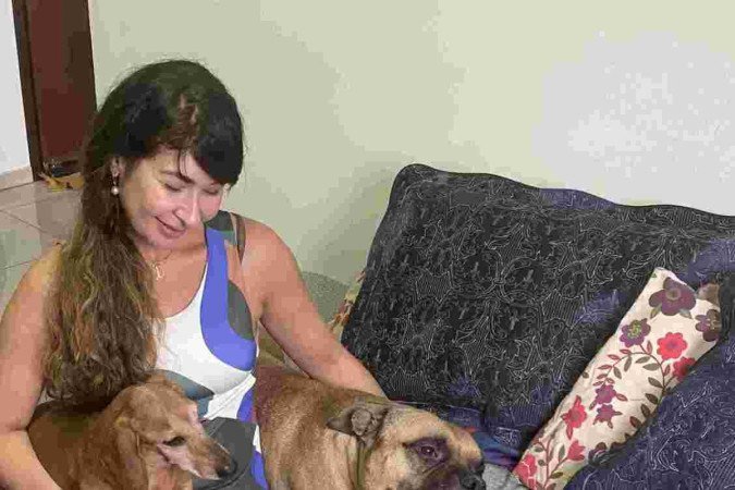  Luanna Braga Cruz, 42 anos, com os seu cachorros no apartamento