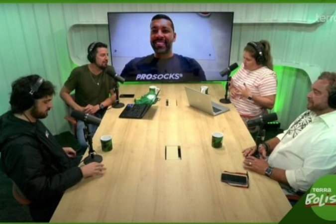 Terrabolistas desta segunda-feira teve Guto (Desimpedidos), André Santo (na TV da redação) e Jamelli (mais à direita) como convidados - (crédito: Foto: Reprodução de Youtube) Terrabolistas desta segunda-feira teve Guto (Desimpedidos), André Santo (na TV da redação) e Jamelli (mais à direita) como convidados - (crédito: Foto: Reprodução de Youtube)
