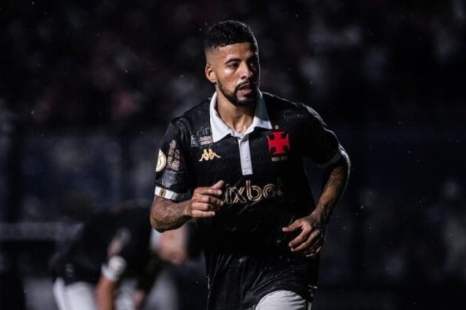 Paulinho, volante do Vasco, fica no gramado sentindo dores no joelho direito após dividida -  (crédito: Reprodução / YouTube)