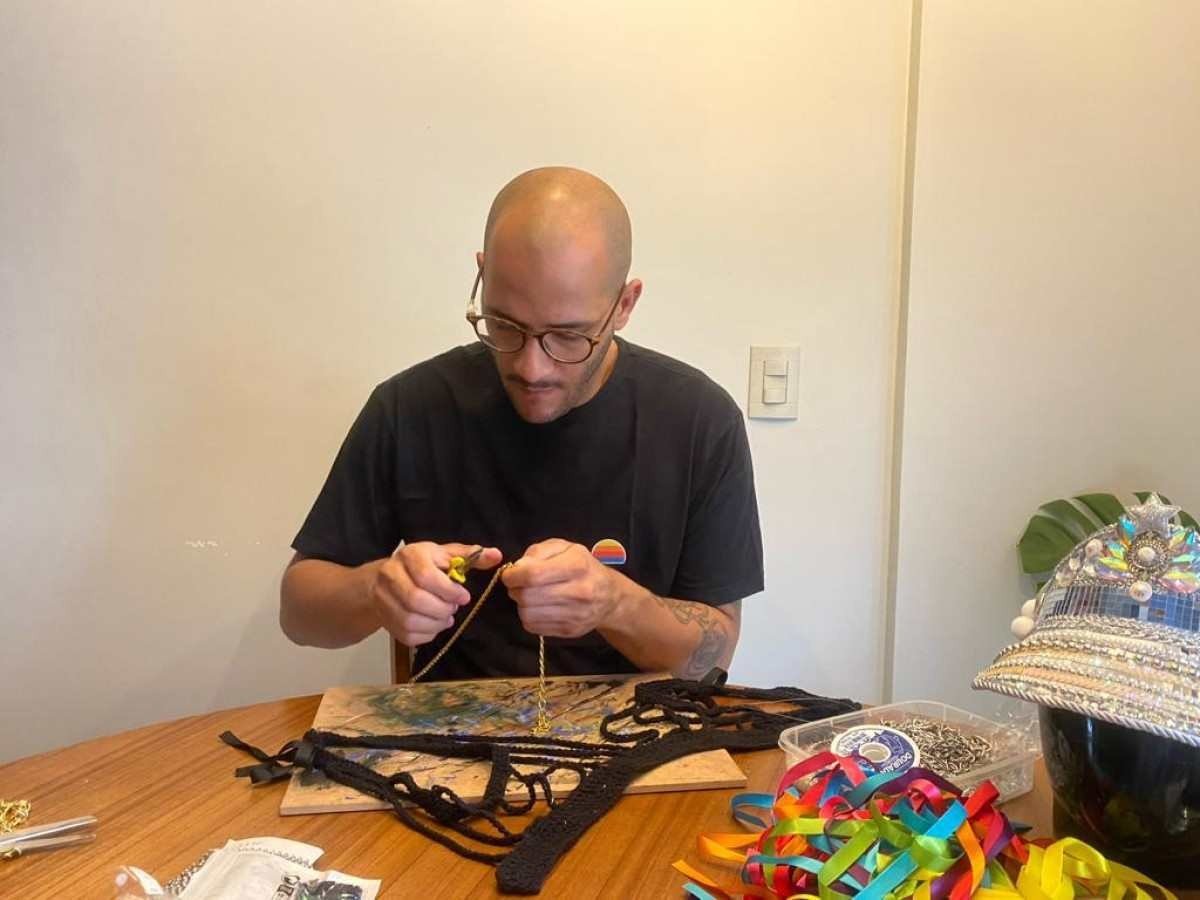 Anderson Luiz Martins, 31, customiza fantasias de carnaval e faz maquiagens para foliões