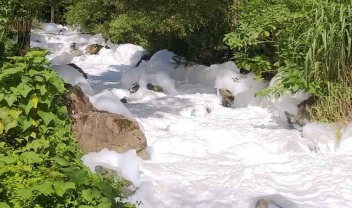 Acidente causa vazamento de ácido sulfônico e rio é tomado por espuma