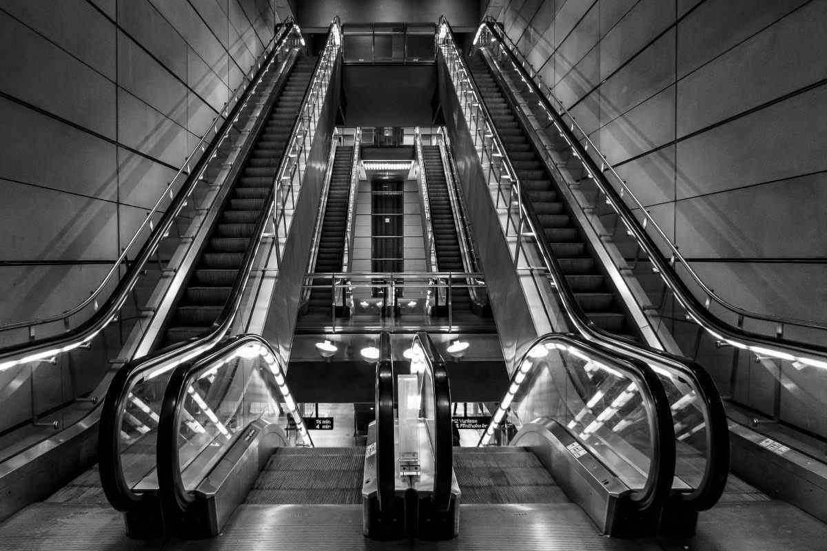 Idoso morre após cair de escada rolante em estação de metrô