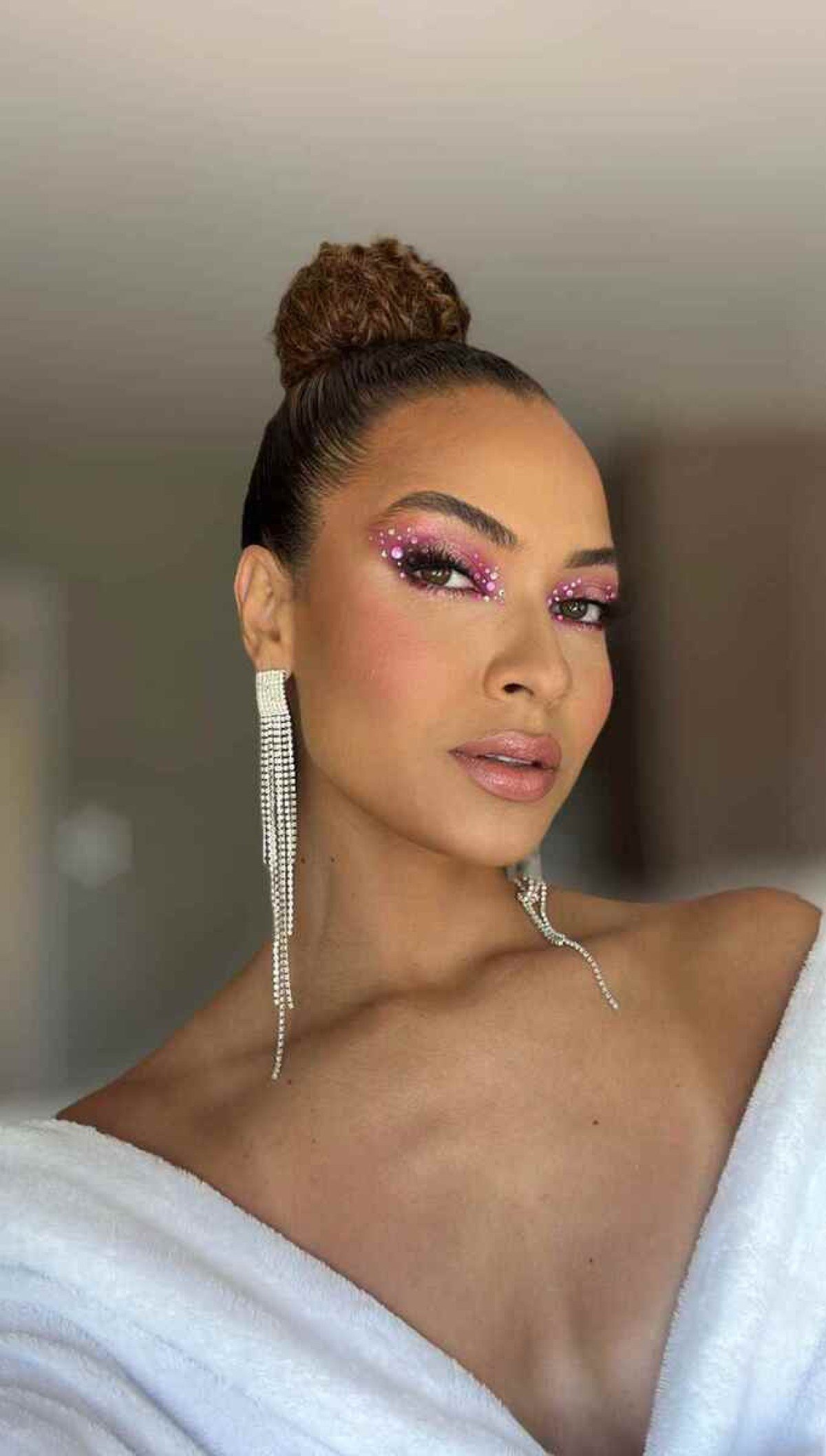 Em maquiagens monocromáticas, a mesma cor é usado para boca, olhos e bochechas. O tom de rosa vibrante dos olhos é o que mais chama a atenção nesta make de carnaval.