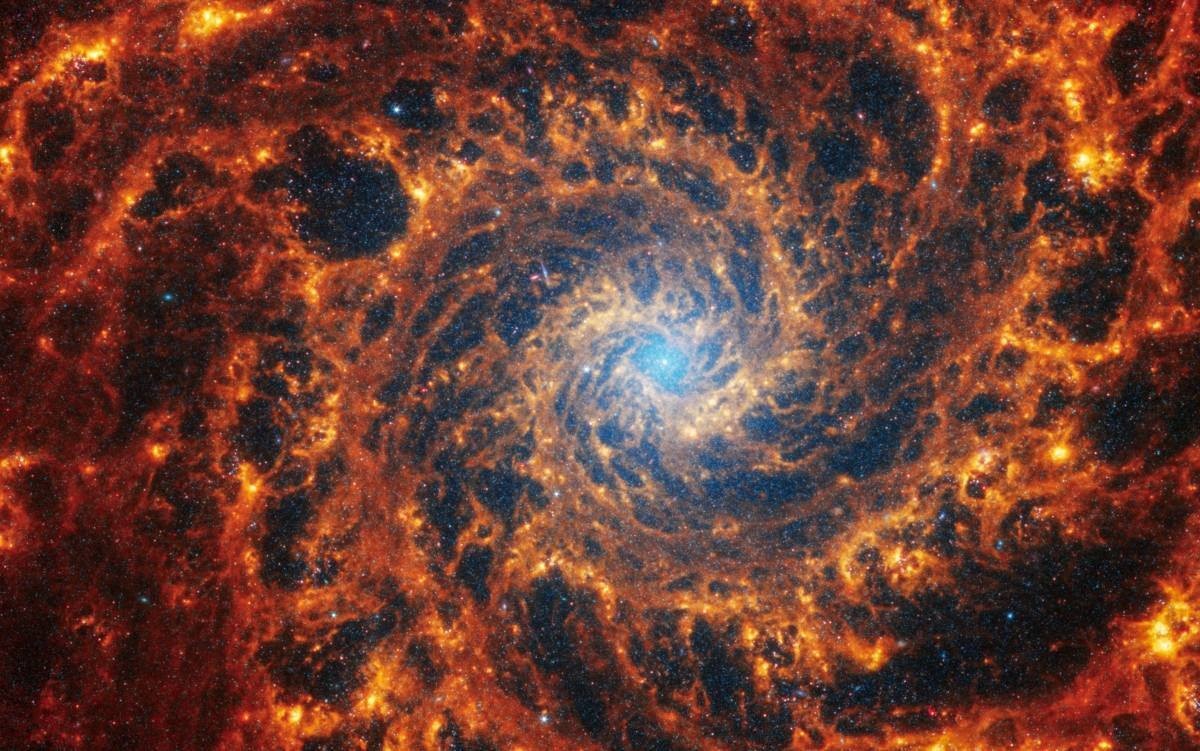 Visões de Webb e Hubble da galáxia espiral NGC 628 